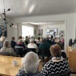 Senior kvinner, besøk av sparebanken 1